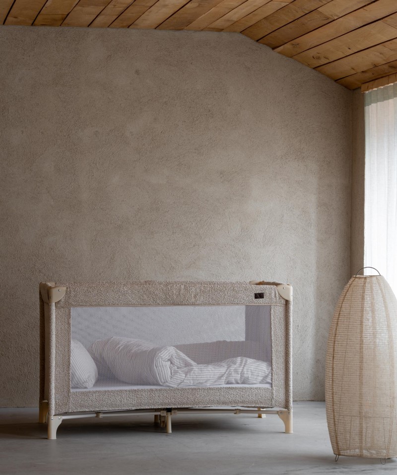 Cestovná postieľka Quax Bouclé Sheep s jemnou textúrou a bezpečnými sieťovanými bokmi